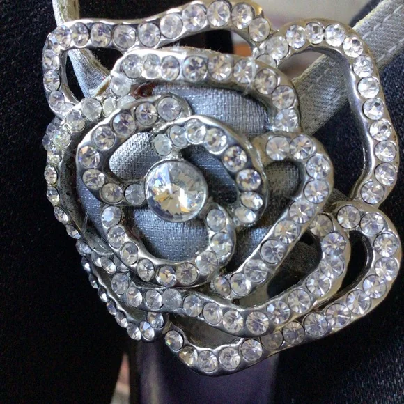 STUART WEITZMAN CRYSTAL FLOWER SANDALS SIZE 6 - Picture 13 of 16